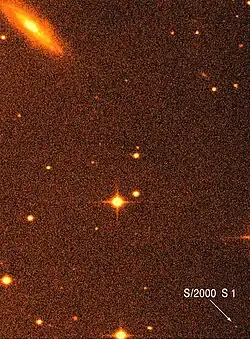 Snímek, na němž je zachycen měsíc Ymir (vpravo dole)