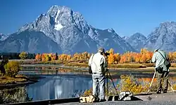 Skupinka amatérů při fotografování krajiny