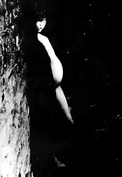 Desetiletá/jedenáctiletá Mary Simpsonová, po dobu dvou let spíše známá jako Mrs. Berry. Na této fotce je dívka ve čtvrtém měsíci těhotenství.