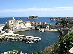 Přístav na ostrobě Pianosa