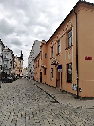 Piaristická ulice při pohledu z České ulice; v popředí dům U černé růže