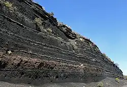 Odkryté vrstvy pyroklastik z různých erupcí u Pico de Badama na ostrově Gran Canaria.