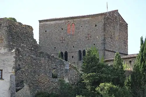 pohledy na donjon hradu Pieusse