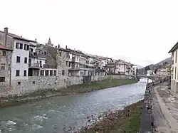 Obcí protéká řeka Tibera