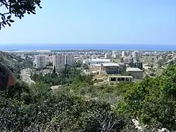 Celkový pohled na Tirat Karmel