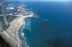 Letecký pohled na pobřeží s obcemi Atlit a Neve Jam