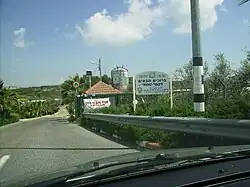 Vjezd do vesnice Kfar Šamaj, poblíž které pramení Nachal Šamaj