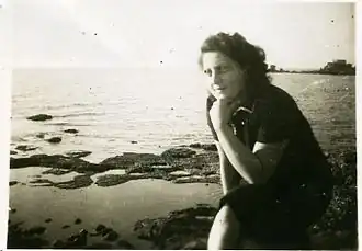 Chana Senešová na pláži, v pozadí moře