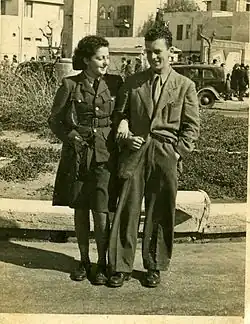 Chana Senešová v britské uniformě stojí vedle svého bratra