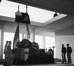 Čtyři příslušníci čestné stráže stojí vedle rakve