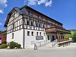 V přízemí objektu je restaurace NADIVOKO (léto 2025)