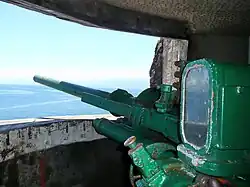 Na ostrově je možné najít pozůstatky z doby, kdy byl vojenskou základnou