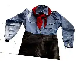 Modrá pionýrská košile a rudý šátek