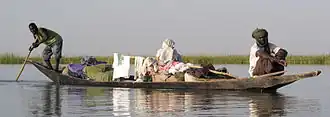 Piroga na řece Niger v Mali