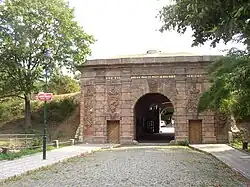 Písecká brána z vnější strany. Reliéfní výzdoba se snaží inzerovat vojenskou zdatnost habsburské monarchie