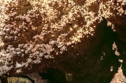 Pizolit, Český kras (jeskyně Čeřinka)