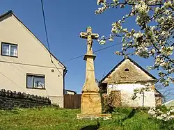 Kříž ve středu vesnice