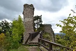 Čelní pohled z předmostí na torzo vstupní branské věže a palác