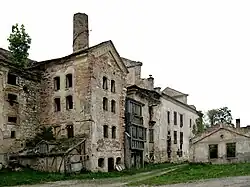 Chátrající klášterní pivovar v Doksanech (stav v roce 2024)