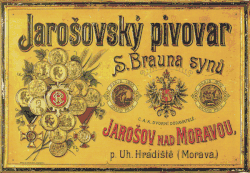 Reklamní tabule s nápisy C.A.K. DVORNÍ DADAVATELÉ a GRAND PRIX PARIS 1900