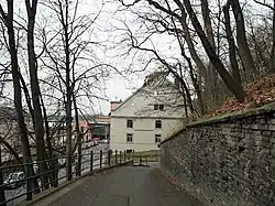 Pohled na budovu pivovaru z cesty, vedoucí do sklepů zámeckého vinařství