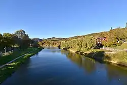 Řeka Poprad ve městě Piwniczna-Zdrój