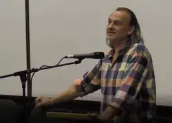 Pjér la Šé'z při přednášce o syndromu vyhoření na Pedagogické fakultě UK v Praze