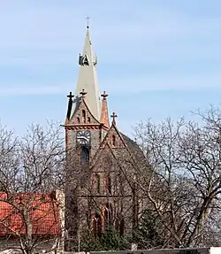 Věž kostela sv. Jana Křtitele od náměstí