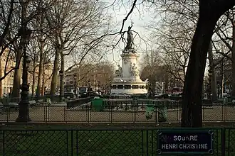 Pohled parkem na Monument à la République