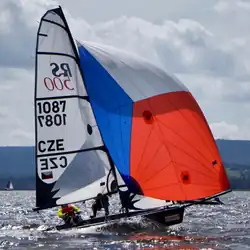 Sportovní dvouposádková okruhová plachetnice pro mládež a dospělé na Lipně.