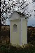 Výklenková kaple před vesnicí
