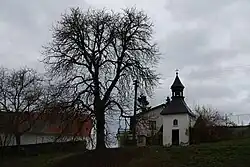 Část návsi a návesní kaple
