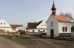 Náves s památkově chráněnou usedlostí