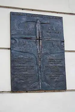 Plaketa se jmény letců RAF z Třebíče.