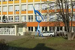 Plastika Rychlost (1961) u školy V Rybníčkách, Praha 10