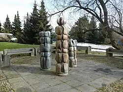 Plastiky v areálu Ústřední vojenské nemocnice v pražském Břevnově