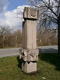 Plastika s řeznickými motivy před areálem závodu