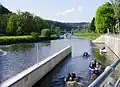 První rekreační plavidla vyplouvají z plavební komory Hluboká nad Vltavou na hladinu Hněvkovické přehrady