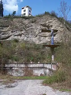 Zpustlý plavecký bazén pod Barrandovem