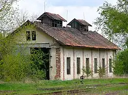 Zchátralá budova výtopny v koncové stanici tratě v Plaveckém Mikuláši