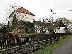 Původně středověká tvrz Holanova Turyně v Plešišti u Krásné Hory nad Vltavou