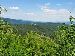 Pohled z Velkého Plešivce na Čachtický hrad