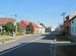 Hlavní ulice, směr Chropyně