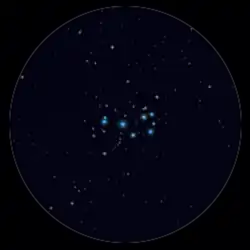 Pohled na Plejády triedrem. Nejvýraznějších je 6 hvězd, další 4 jsou o trochu slabší a kolem nich je mnoho velmi slabých hvězd.