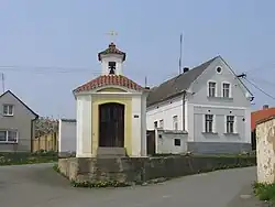 Kaple na návsi