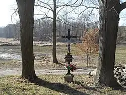 Křížek mezi stromy, u cesty