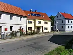 Domky v západní části Ploskovic