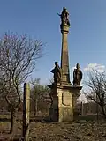 Ploskovice, sloup se sousoším Panny Marie.jpg