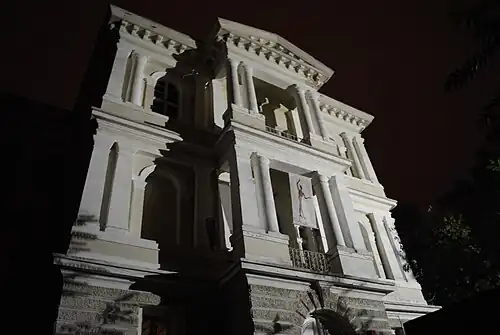 Noční pohled na budovu dívčího gymnázia, dnes městské galerie umění