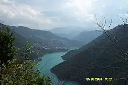 město Plužine v dáli na břehu přehrady